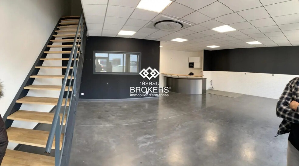 Flex in Voreppe for lease - Interior Photo - Image 3 of 14