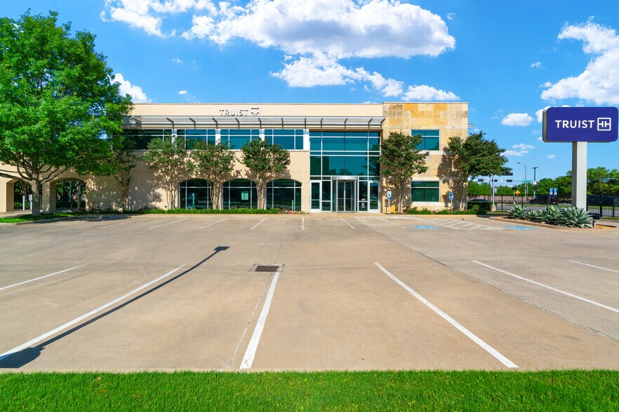 5820 W Northwest Hwy, Dallas, TX for lease - Building Photo - Image 2 of 13