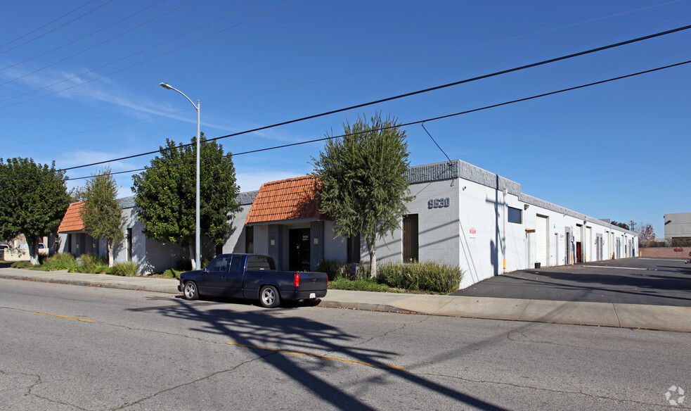 9530-9540 Owensmouth Ave, Chatsworth, CA for lease - Primary Photo - Image 1 of 4