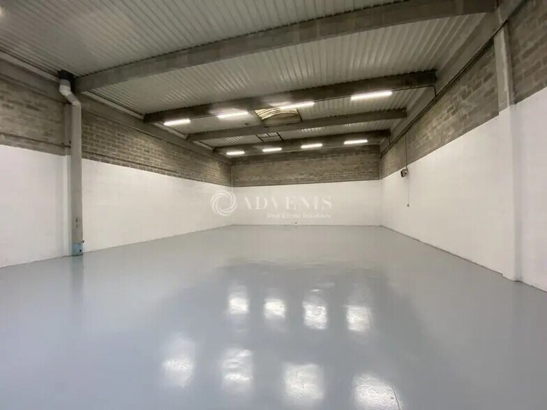 Flex in Coignières for lease - Interior Photo - Image 1 of 8