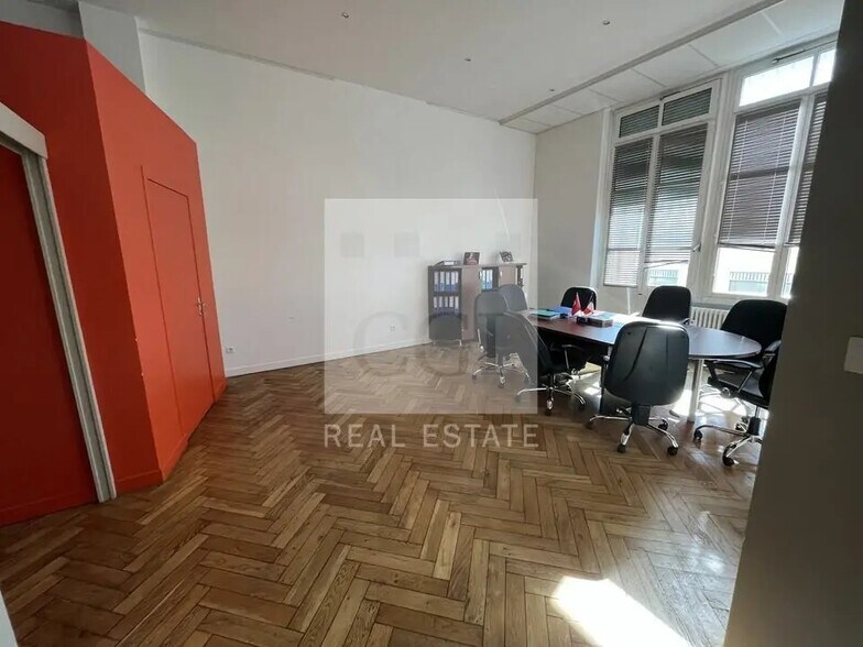Office in Lyon for lease - Interior Photo - Image 2 of 6
