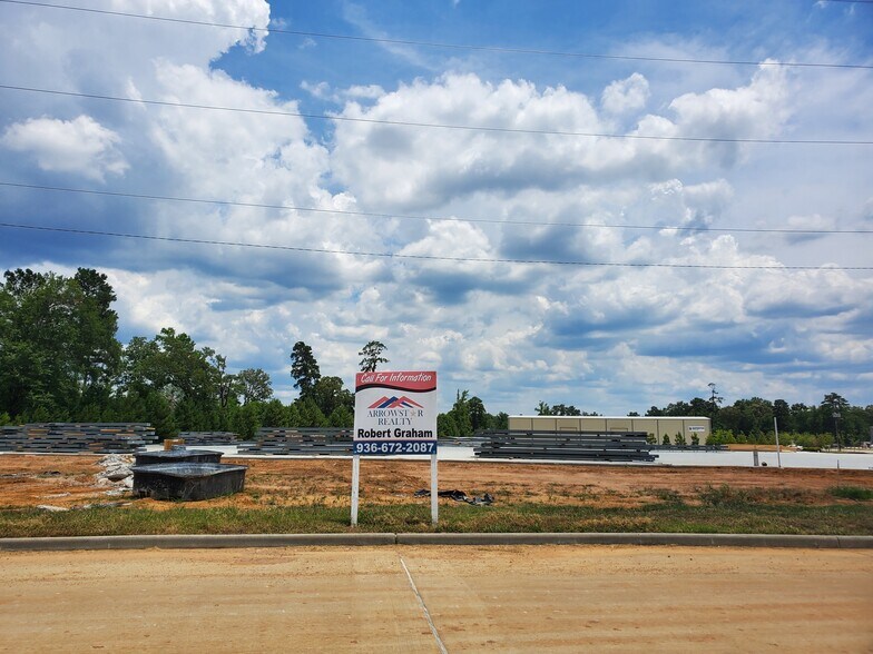 2001 Trader Ridge Dr, Conroe, TX for sale - Building Photo - Image 1 of 1