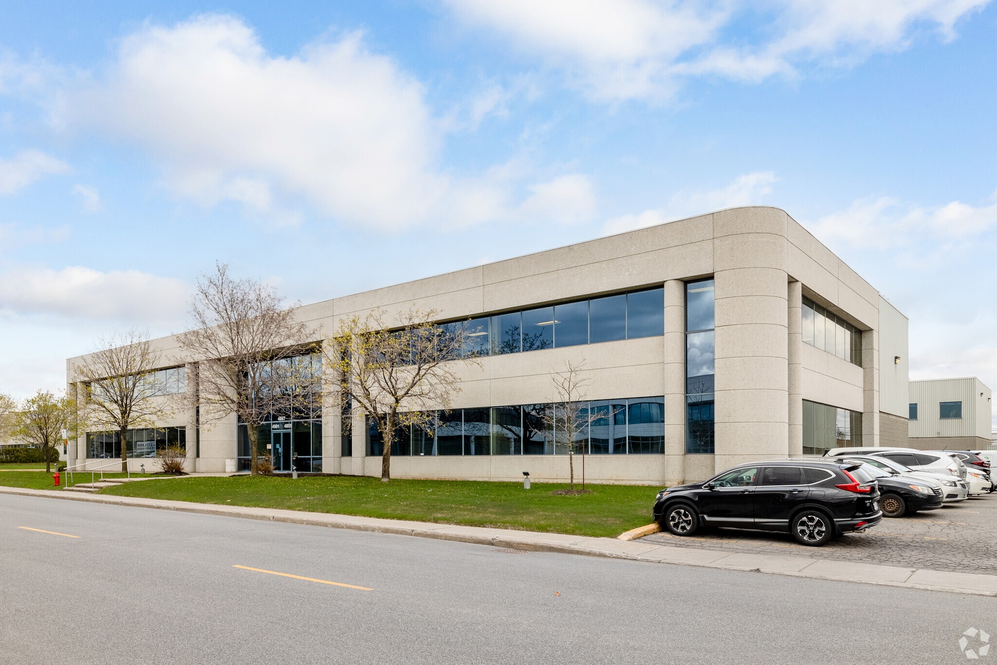 4800-4900 Rue Dobrin, Saint-Laurent, QC for lease Primary Photo- Image 1 of 10