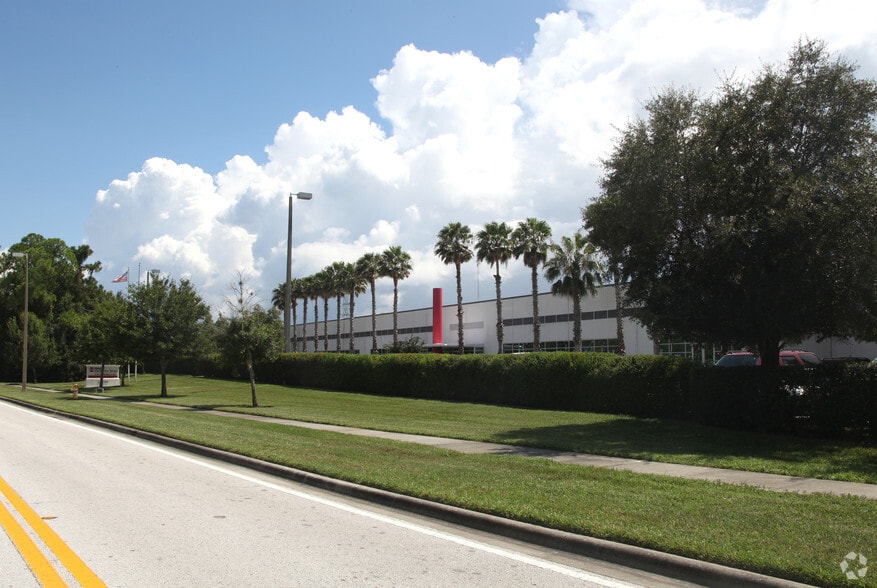 13750 Reptron Blvd, Tampa, FL for lease - Building Photo - Image 3 of 15