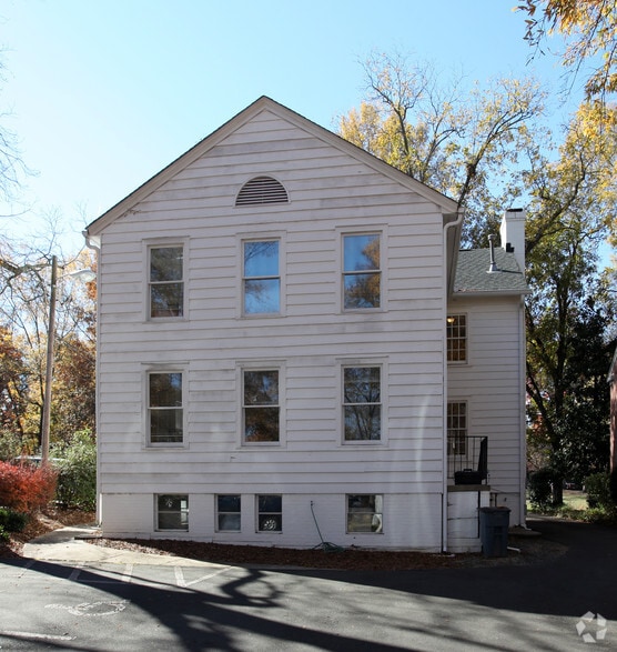 207 Wilson St, Chapel Hill, NC for lease - Building Photo - Image 2 of 2