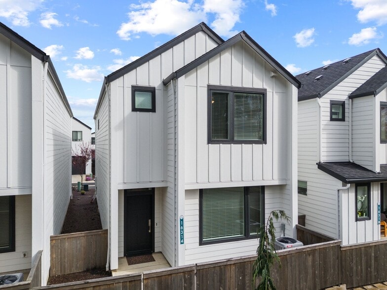 16306 NE 20th St, Vancouver, WA for sale - Primary Photo - Image 1 of 32