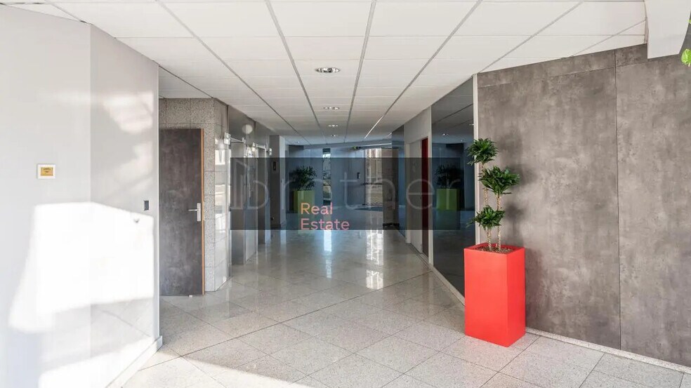 Office in Pessac for lease - Lobby - Image 2 of 7