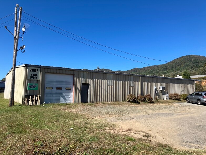 722 E Main St, Burnsville, NC for sale - Building Photo - Image 2 of 4