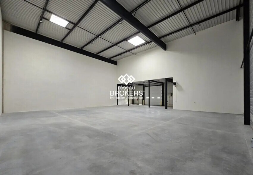 Industrial in Osny for lease - Interior Photo - Image 1 of 3