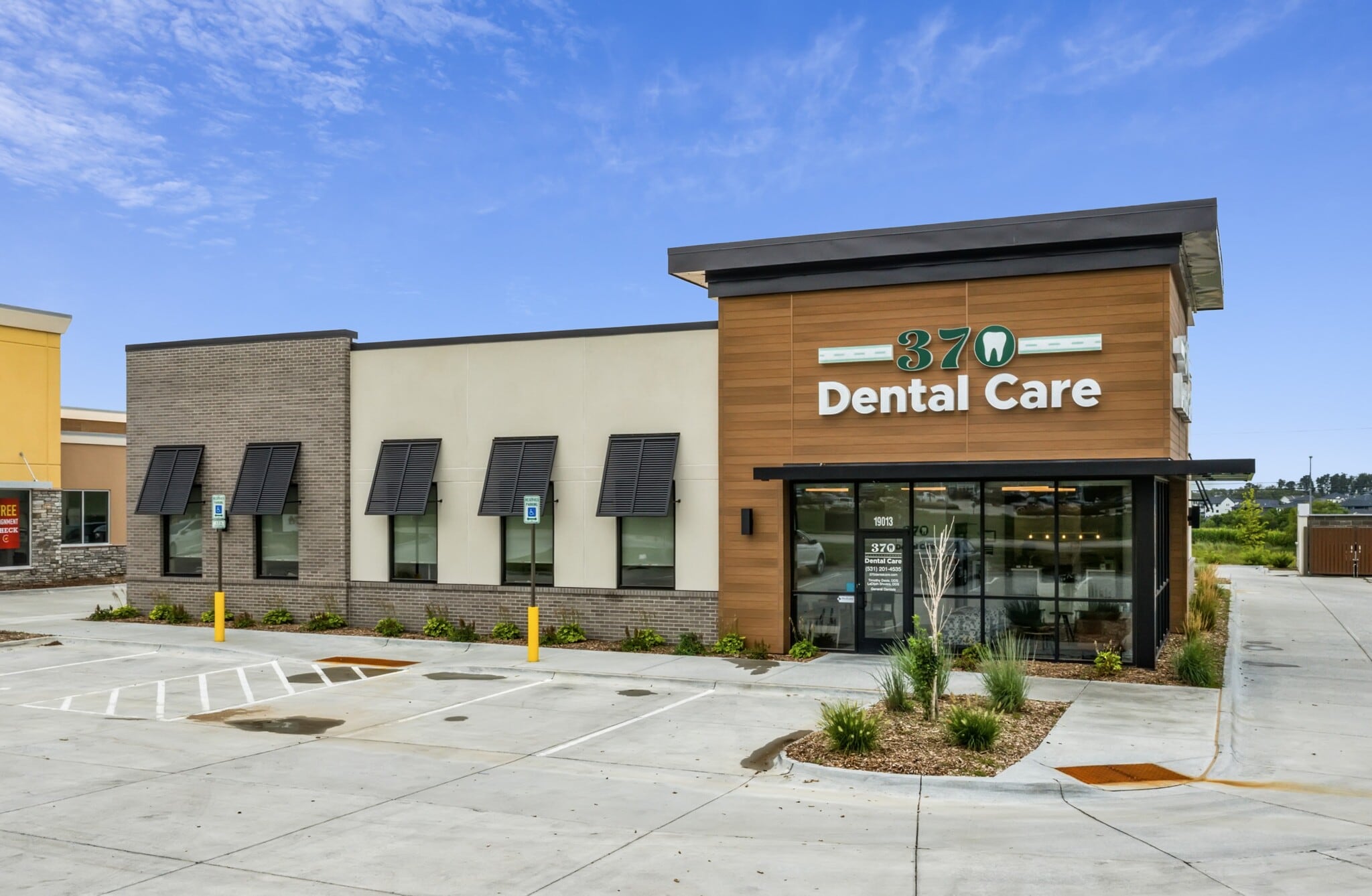 19013 Oakmont Dr, Omaha, NE for sale Building Photo- Image 1 of 7