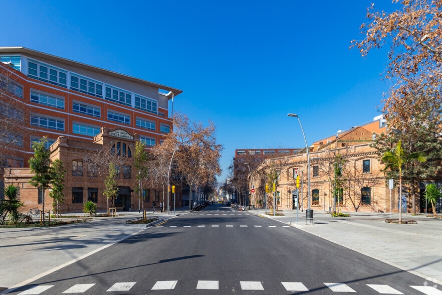 Office in Barcelona, Barcelona for lease - Building Photo - Image 2 of 3