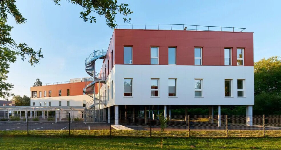 Office in Le Haillan for lease - Building Photo - Image 1 of 6