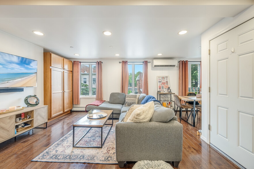 2105 33rd Ave, Astoria, NY for sale - Building Photo - Image 3 of 22