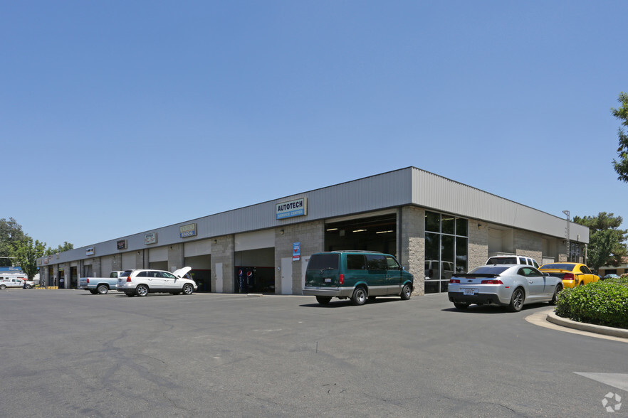 1639-1643 S Main St, Visalia, CA for lease - Primary Photo - Image 1 of 5