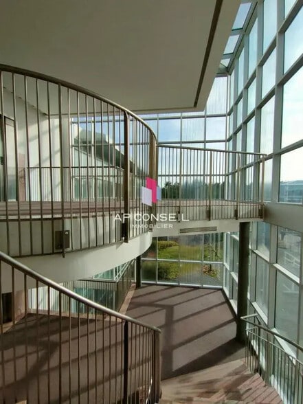 Office in Voisins-le-Bretonneux for lease - Interior Photo - Image 3 of 5