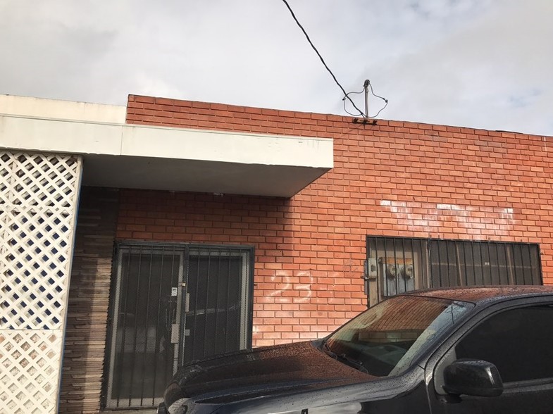 233 W 33rd St, Los Angeles, CA for sale - Building Photo - Image 2 of 9