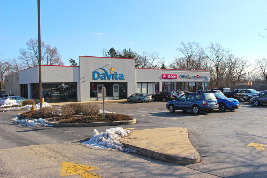 3113-3123 N Lewis Ave, Waukegan, IL for lease - Primary Photo - Image 1 of 5