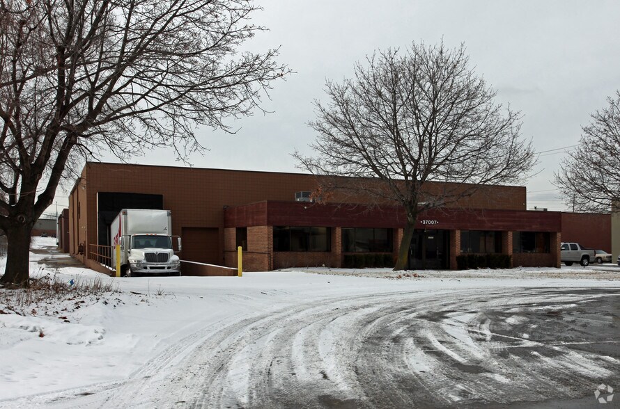 37007 Industrial Rd, Livonia, MI 48150