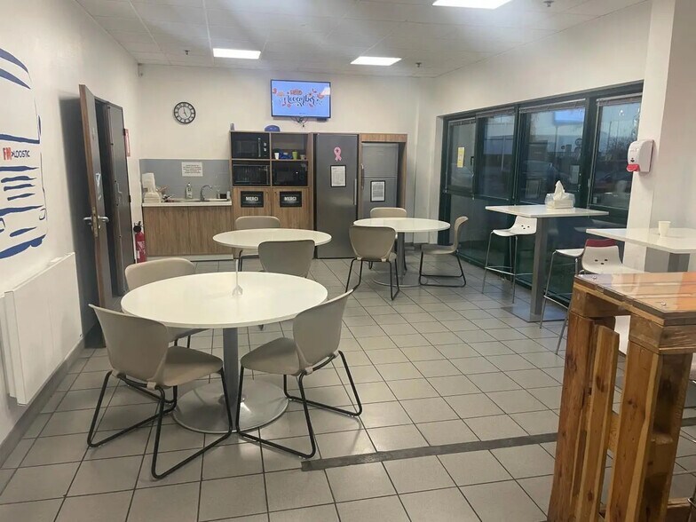 Flex in Fretin for lease - Interior Photo - Image 1 of 9