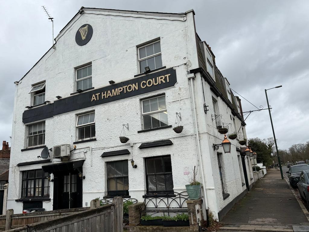 Hampton Court Rd, East Molesey for sale Building Photo- Image 1 of 2
