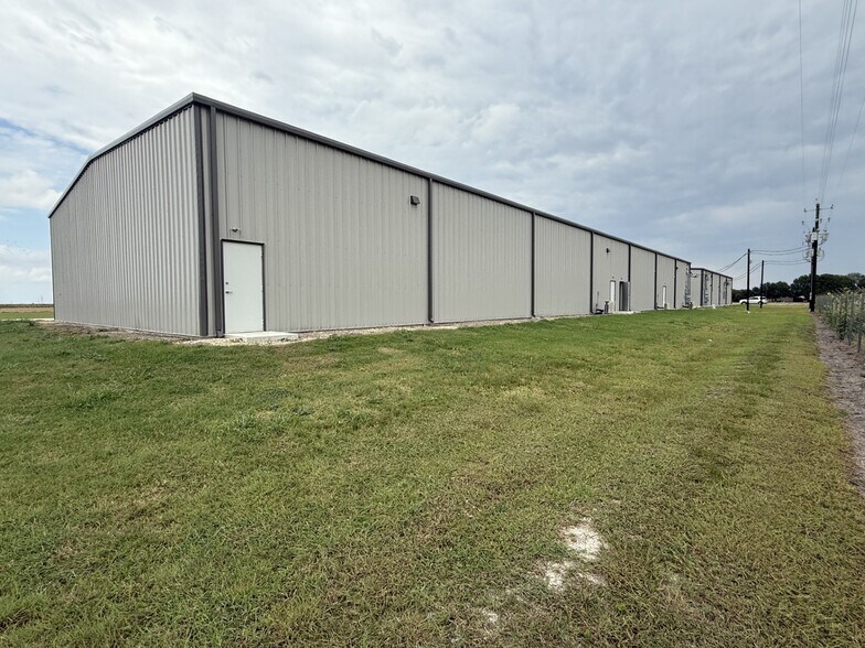 303 Navarro Dr, Seguin, TX for sale - Building Photo - Image 3 of 13