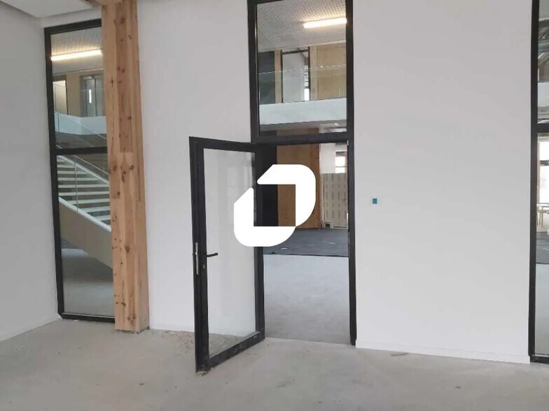 Office in Pessac for lease - Building Photo - Image 2 of 28