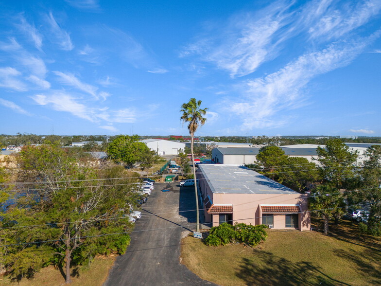 6371 Danner Dr, Sarasota, FL for lease - Building Photo - Image 2 of 12