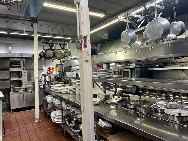 390 City Island Ave, Bronx, NY for lease - Building Photo - Image 3 of 6