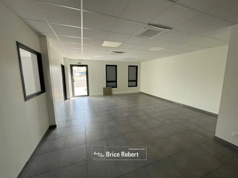 Office in Corbas for lease - Interior Photo - Image 3 of 6