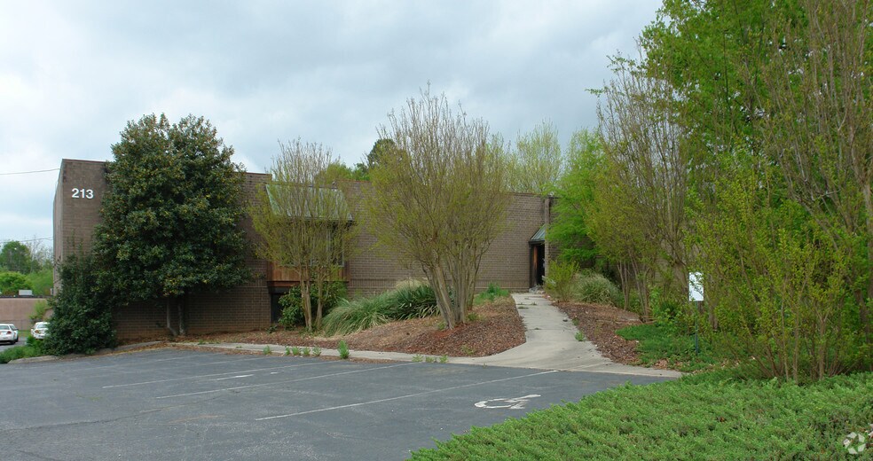 213 Lindsay St, High Point, NC for sale - Primary Photo - Image 1 of 1