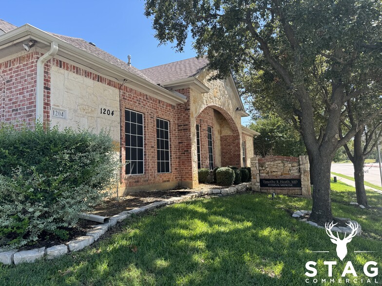 1204 Bent Oaks Ct, Denton, TX for lease - Building Photo - Image 1 of 18