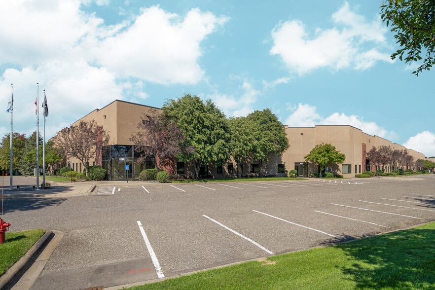 8720-8786 W 35 W Service Dr, Blaine, MN for lease - Building Photo - Image 2 of 7