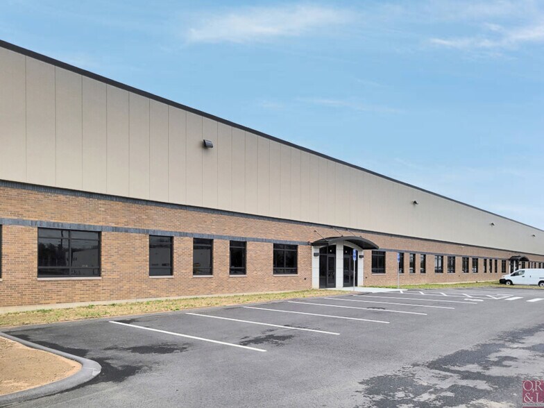 111 Phoenix Crossing, Bloomfield, CT for sale - Building Photo - Image 1 of 1