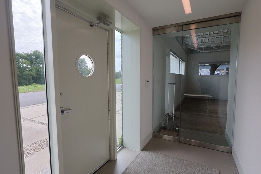 1111 Lagoon Dr, Dallas, TX for sale - Interior Photo - Image 2 of 13