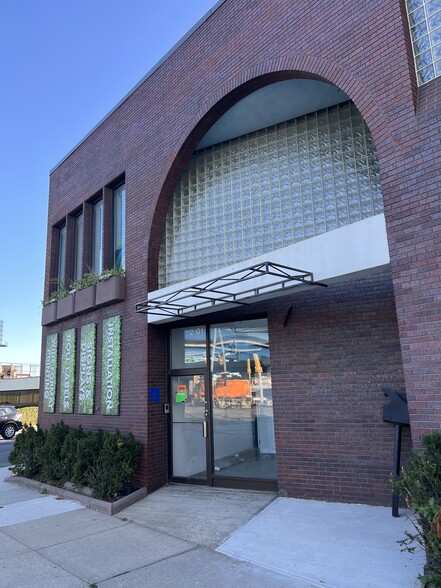 32-01 College Point Blvd, Flushing, NY for lease - Building Photo - Image 1 of 5