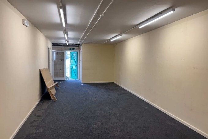 4A High St, Stroud for lease - Interior Photo - Image 2 of 2