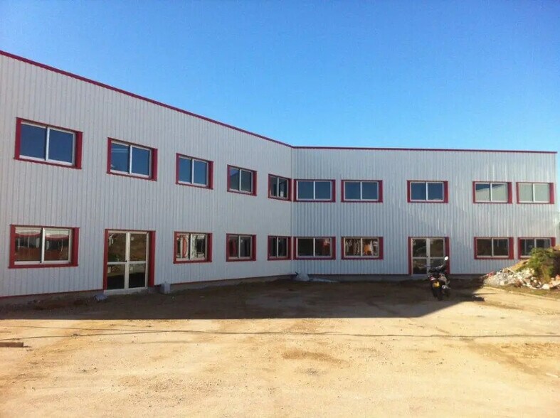 Retail in Saint-Jean-le-Blanc for lease - Building Photo - Image 1 of 3