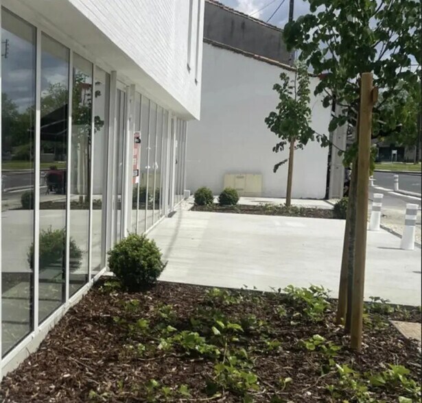 Retail in Bordeaux for lease - Building Photo - Image 2 of 8