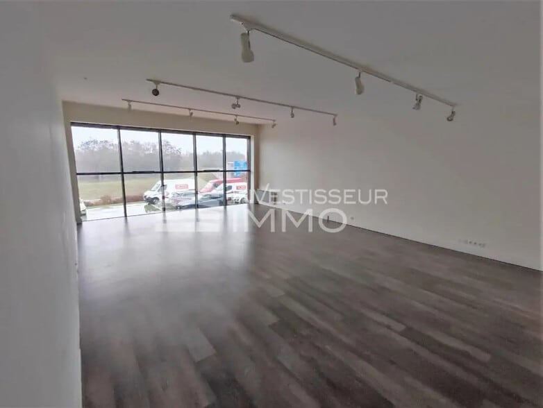 Office in Émerainville for lease - Interior Photo - Image 2 of 3