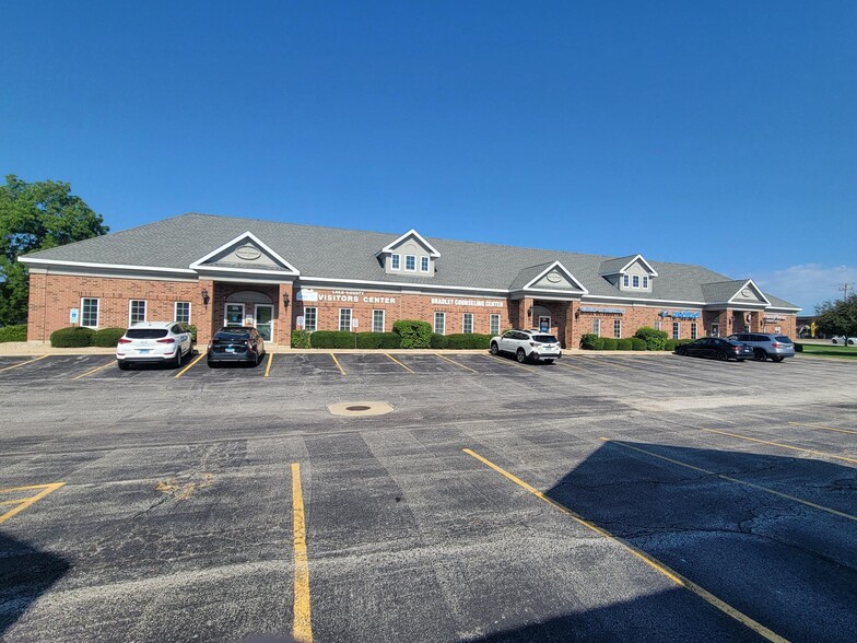 5465 Grand Ave, Gurnee, IL for lease - Building Photo - Image 1 of 3