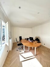 Office in Paris for lease Interior Photo- Image 2 of 4