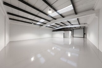 The Vale, London for lease Interior Photo- Image 2 of 3