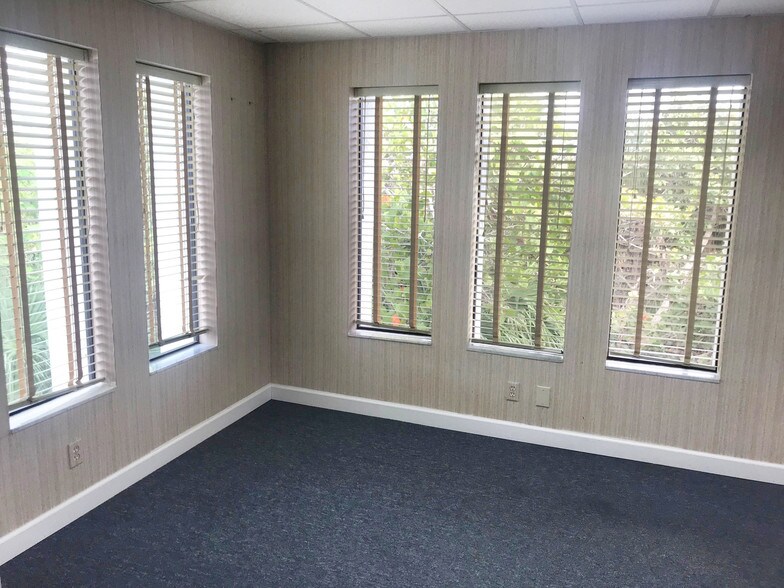 2491-2499 Palm Ridge Rd, Sanibel, FL for lease - Interior Photo - Image 3 of 12