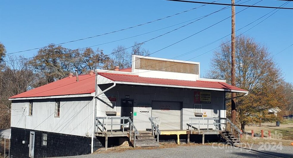 214 E Trade Street, Dallas, North Caroli portfolio of 3 properties for sale on LoopNet.com - Building Photo - Image 1 of 9