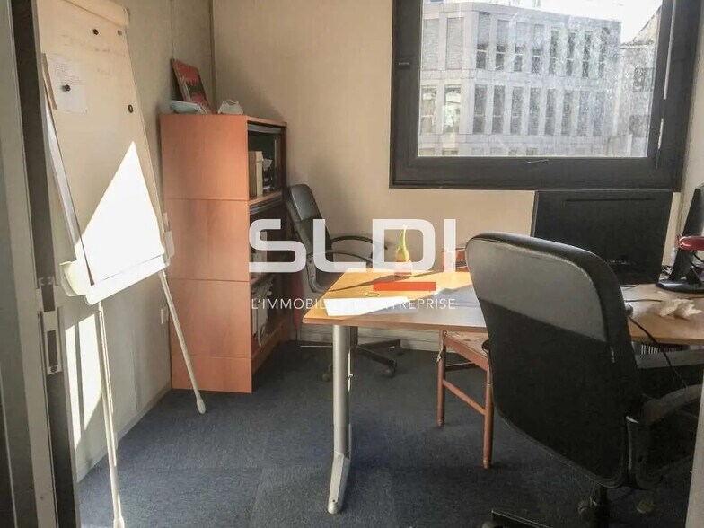 Office in Lyon for lease - Building Photo - Image 3 of 4