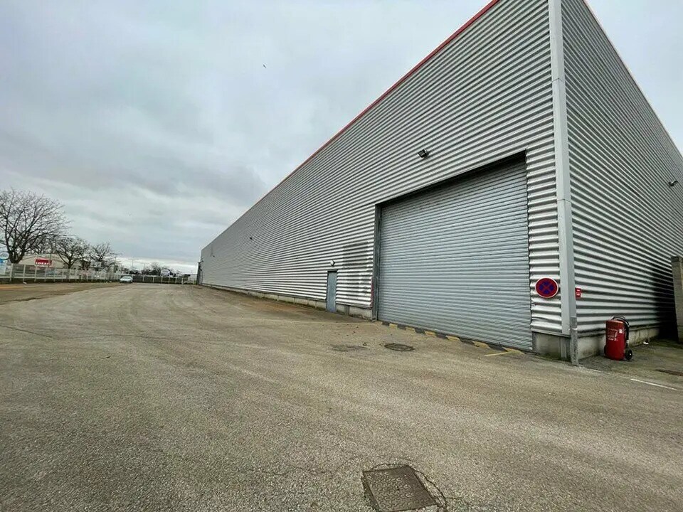 Industrial in Calais for lease Building Photo- Image 1 of 7
