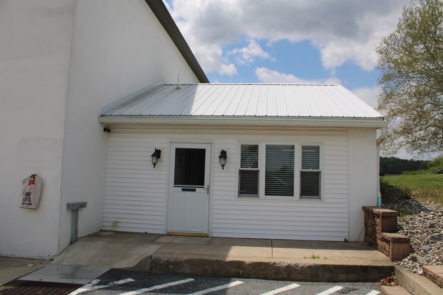282 Chapel Hill Rd, Sinking Spring, PA for lease - Building Photo - Image 2 of 6