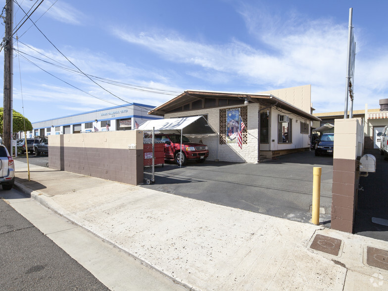 Waipahu Warehouse & Yard For Sale portfolio of 2 properties for sale on LoopNet.com - Primary Photo - Image 1 of 15