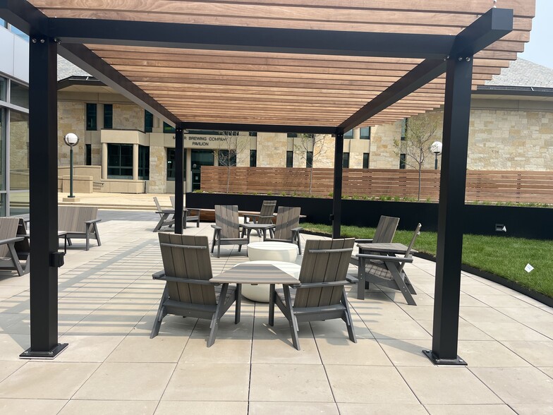 875 E Wisconsin Ave, Milwaukee, WI for lease - Building Photo - Image 3 of 15