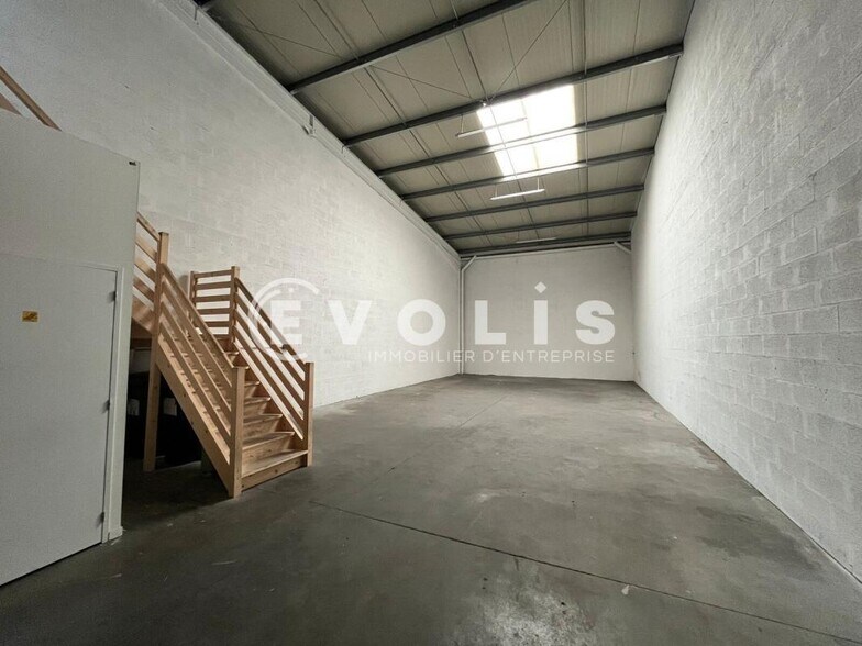3 Rue Copernic, Le Haillan for lease - Interior Photo - Image 1 of 8